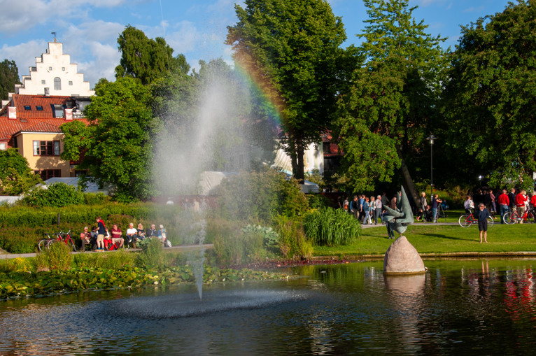 Fontän i Almedalen med folk som deltar under Almedalsveckan.